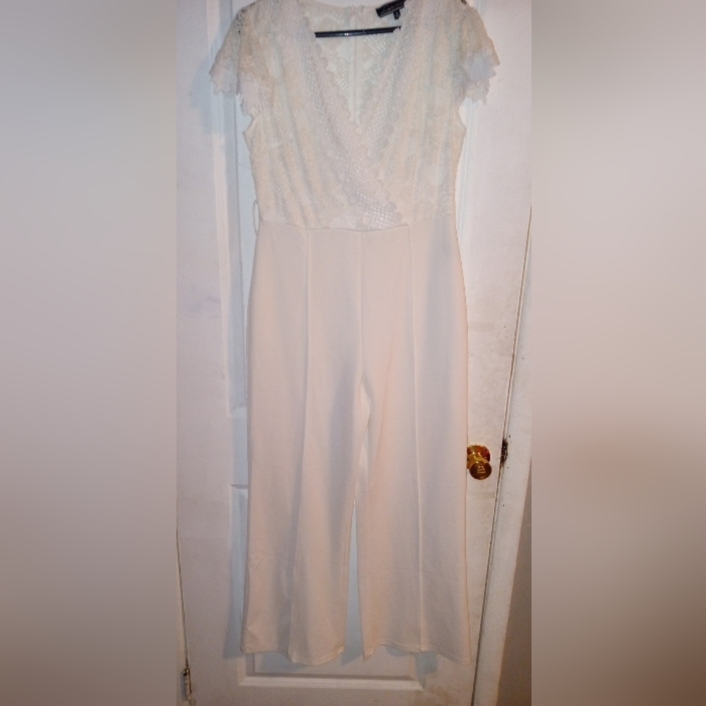 White pants suit beautiful lace at the top and zip zipper in the back size XL